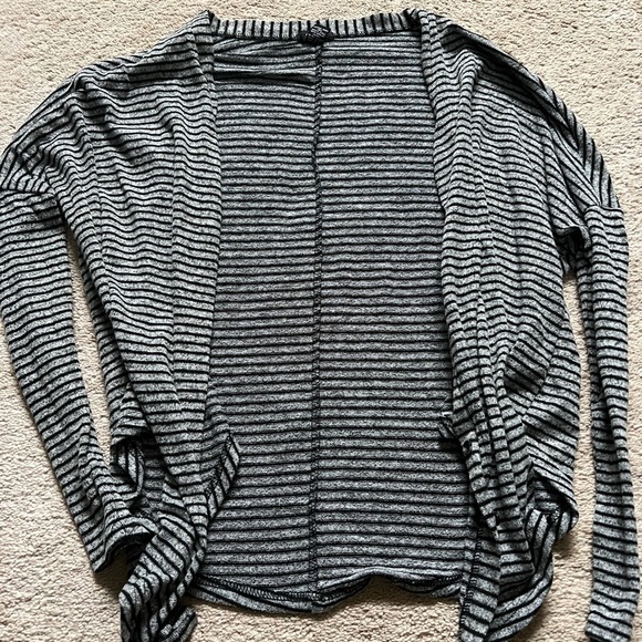 🌸 RUE 21 BLACK AND GRAY STRIPED BUTTON DOWN CARDIGAN SIZE S - Picture 1 of 5